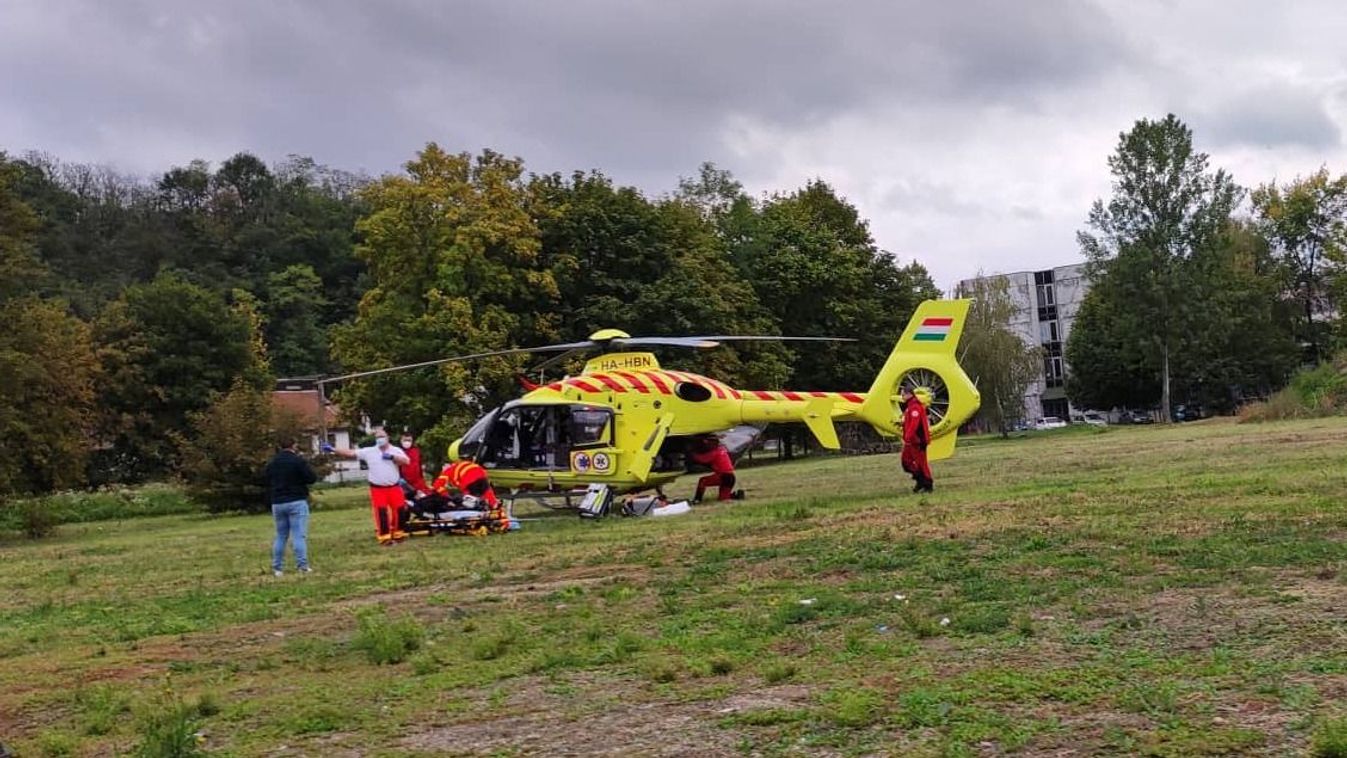 NOOL Mentőhelikopter szállt le a zagyvapálfalvai áruház mellett