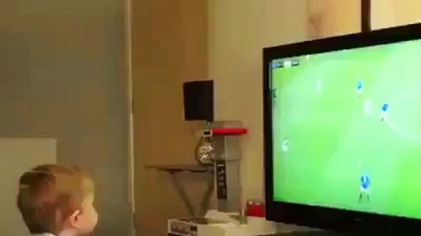 Ez a kisfiú a világ legcukibb focidrukkere (videó)