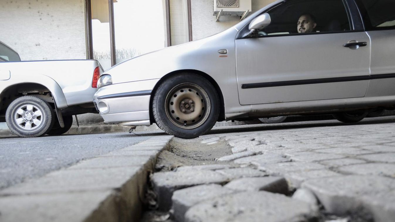 Kátyú tátong a nemrég felújított úton Salgótarjánban