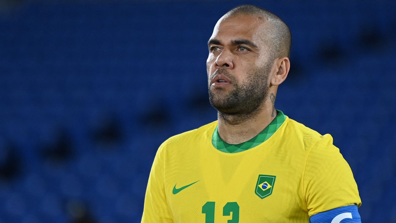 Dani Alves megvárja a pénzét, csak utána igazol