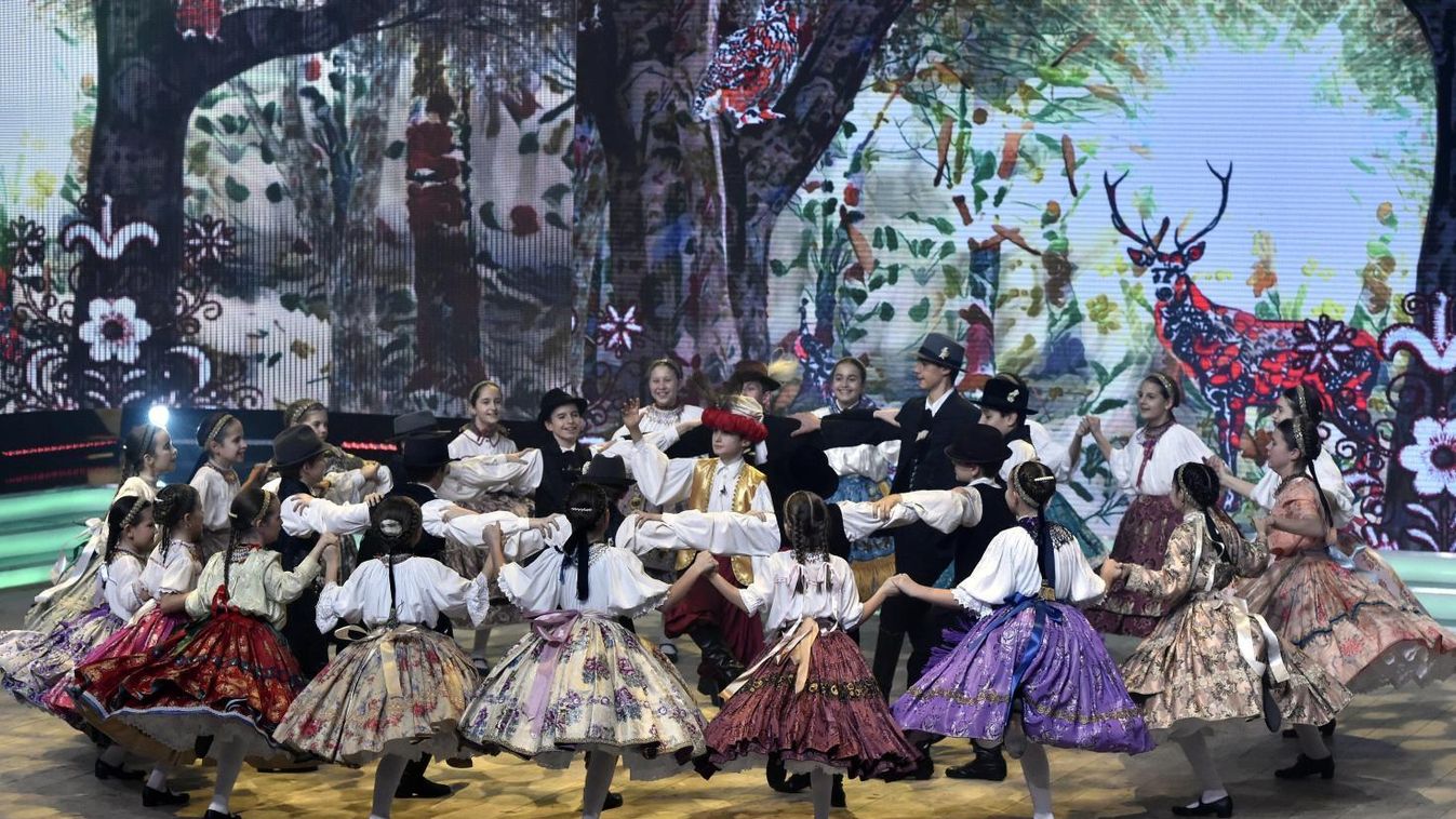 Az első élő adással folytatódik a Fölszállott a páva