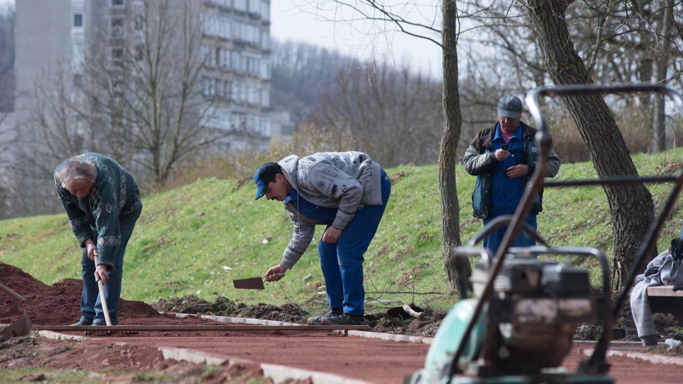 Salaksétány, szalonnasütők és új híd – alakul a tóstrand
