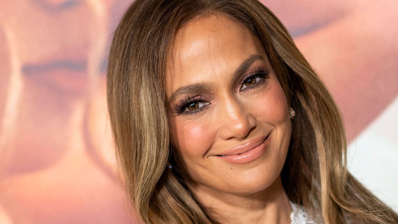 Elképesztően szexi melleket villantott az ötvenhárom éves Jennifer Lopez