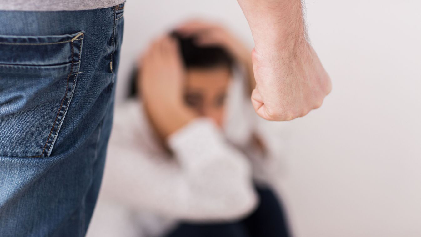Úgy megrugdosta élettársát a tarjáni férfi, hogy a nőnek megrepedt a lépe
