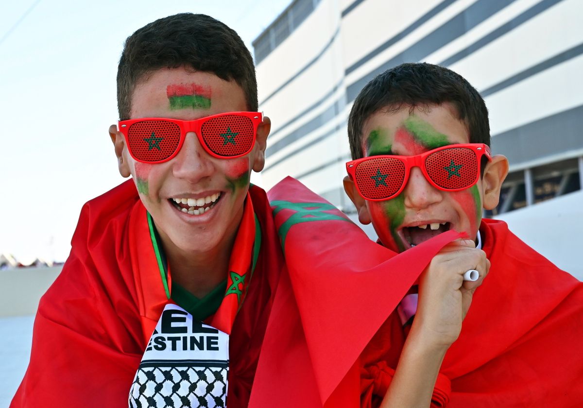 al-Hor, 2022. november 23.
Marokkói szurkolók érkeznek a katari labdarúgó-világbajnokság F csoportjának elsõ fordulójában játszott Marokkó-Horvátország mérkõzésre az al-hori al-Bajt Stadionban 2022. november 23-án.
MTI/EPA/Nusad Szekkajil