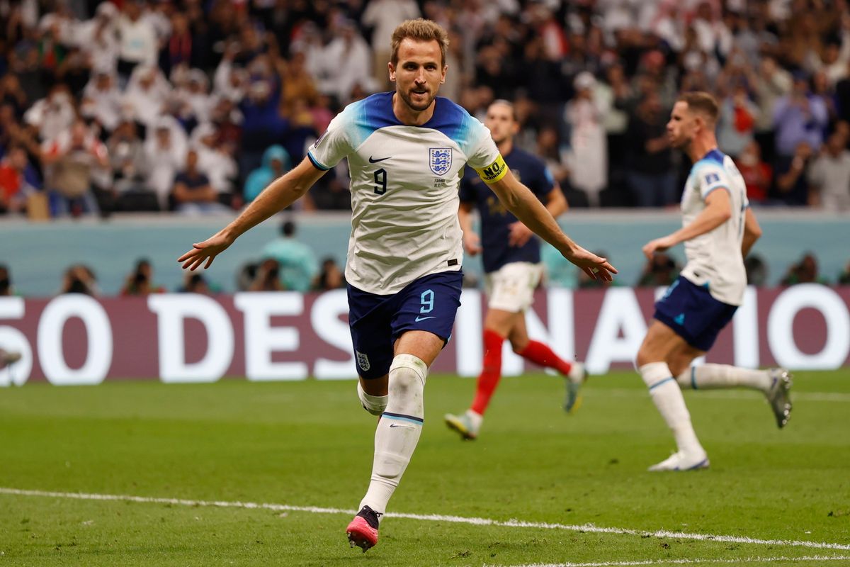 Harry Kane angol csapatkapitány ünnepel büntetőből lőtt egyenlítő gólja után