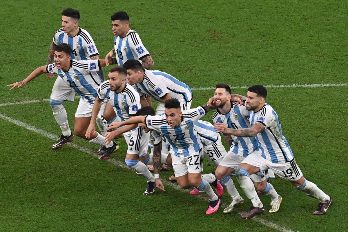 Argentin játékosok, miután  4-2-re győztek a katari labdarúgó-világbajnokság döntőjében játszott Argentína-Franciaország mérkőzés 3-3-as hosszabbítása utáni tizenegyes-párbajban a Loszaíl Stadionban