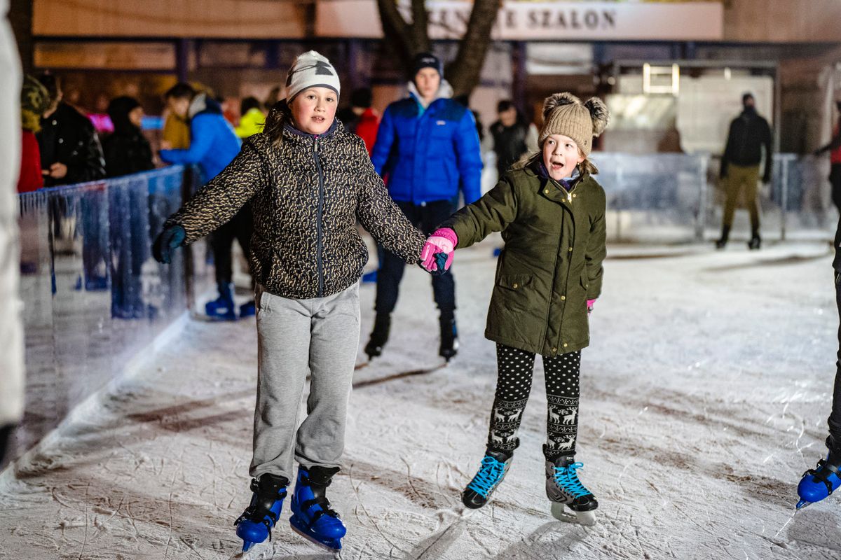 A Jégpályák Éjszakáján a megyeszékhelyen is számos sportolni vágyó fiatal és idősebb felcsatolta a korcsolyákat