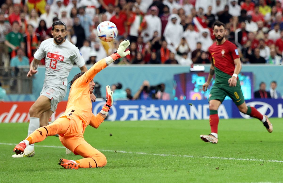 Yann Sommer svájci kapus nem tudja védeni a portugál Raphael Guerreiro lövését, aki megszerzi csapata negyedik gólját a katari labdarúgó-világbajnokság nyolcaddöntőjében játszott Portugália-Svájc mérkőzésen 
