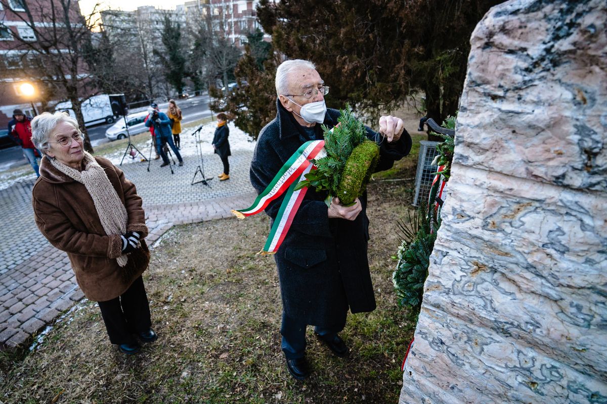 Salgótarjánban megkoszorúzták Madách Imre szobrát az író születésének évfordulóján