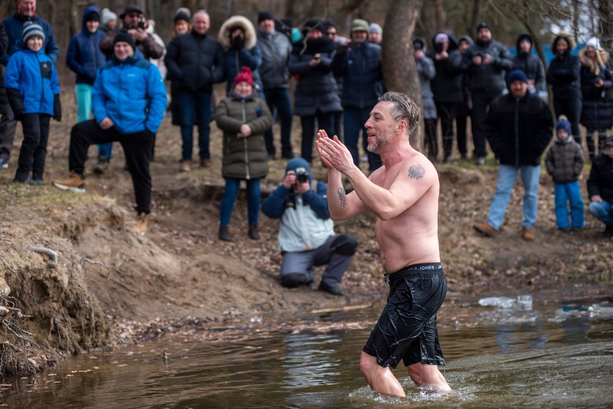 Bátrak úsztak a jeges Nyírjesi
tóban Balassagyarmaton