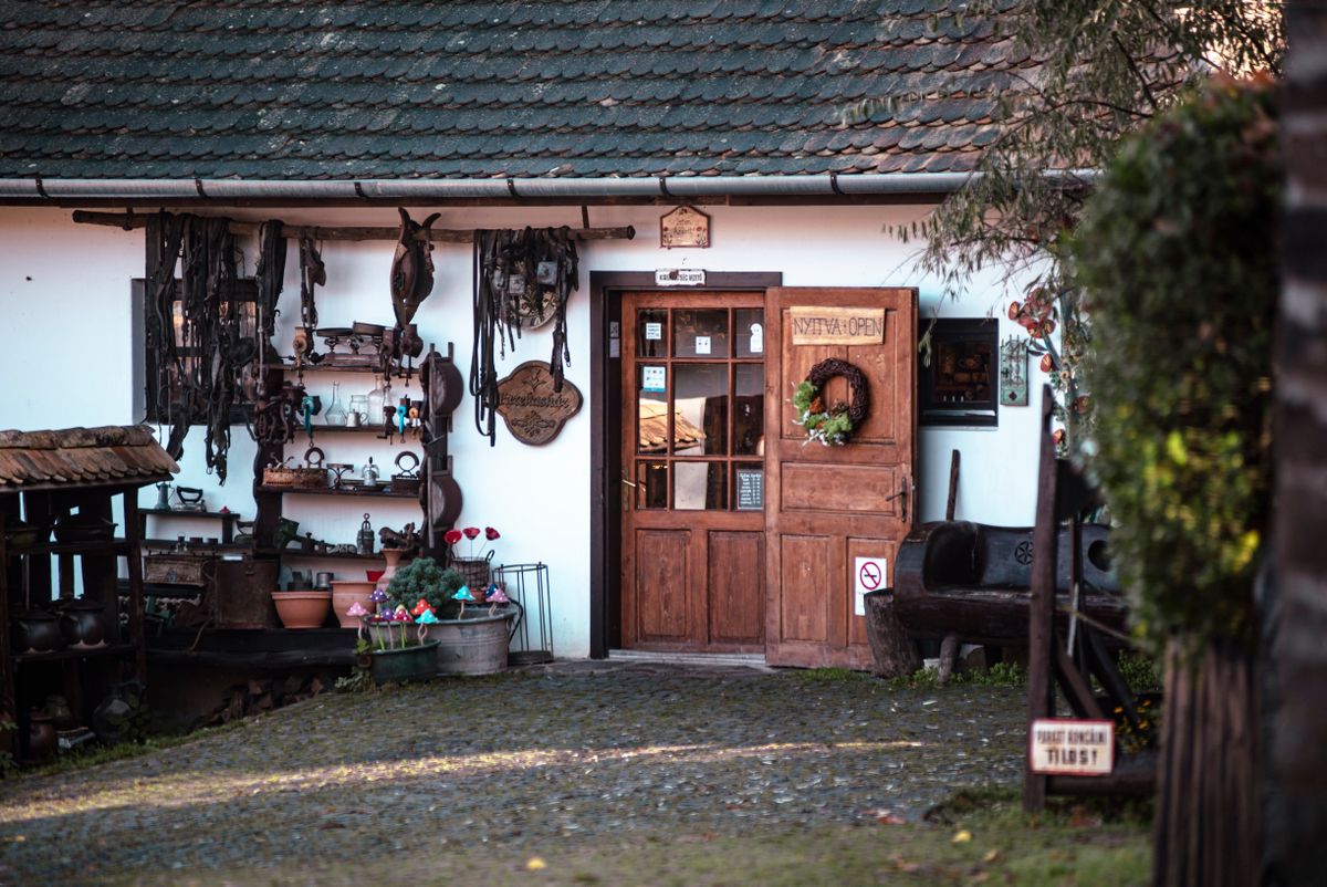 A fazekasházban a magyar fazekas mesterek és iparművészek alkotásait lehet megtekinteni
