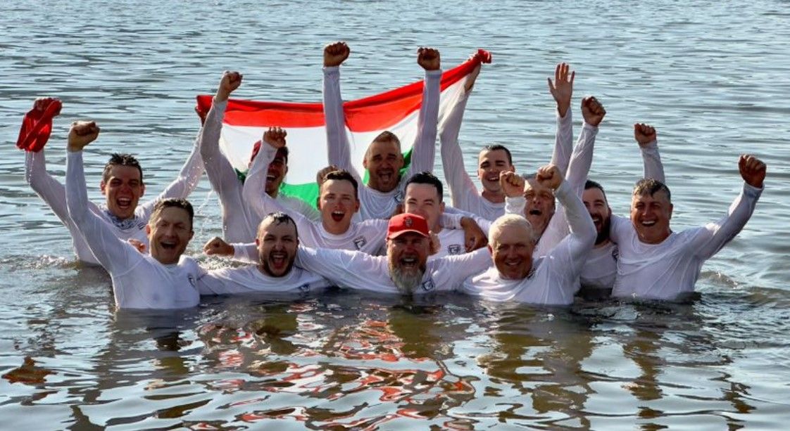 A magyar válogatott a vízben is ünnepelt 