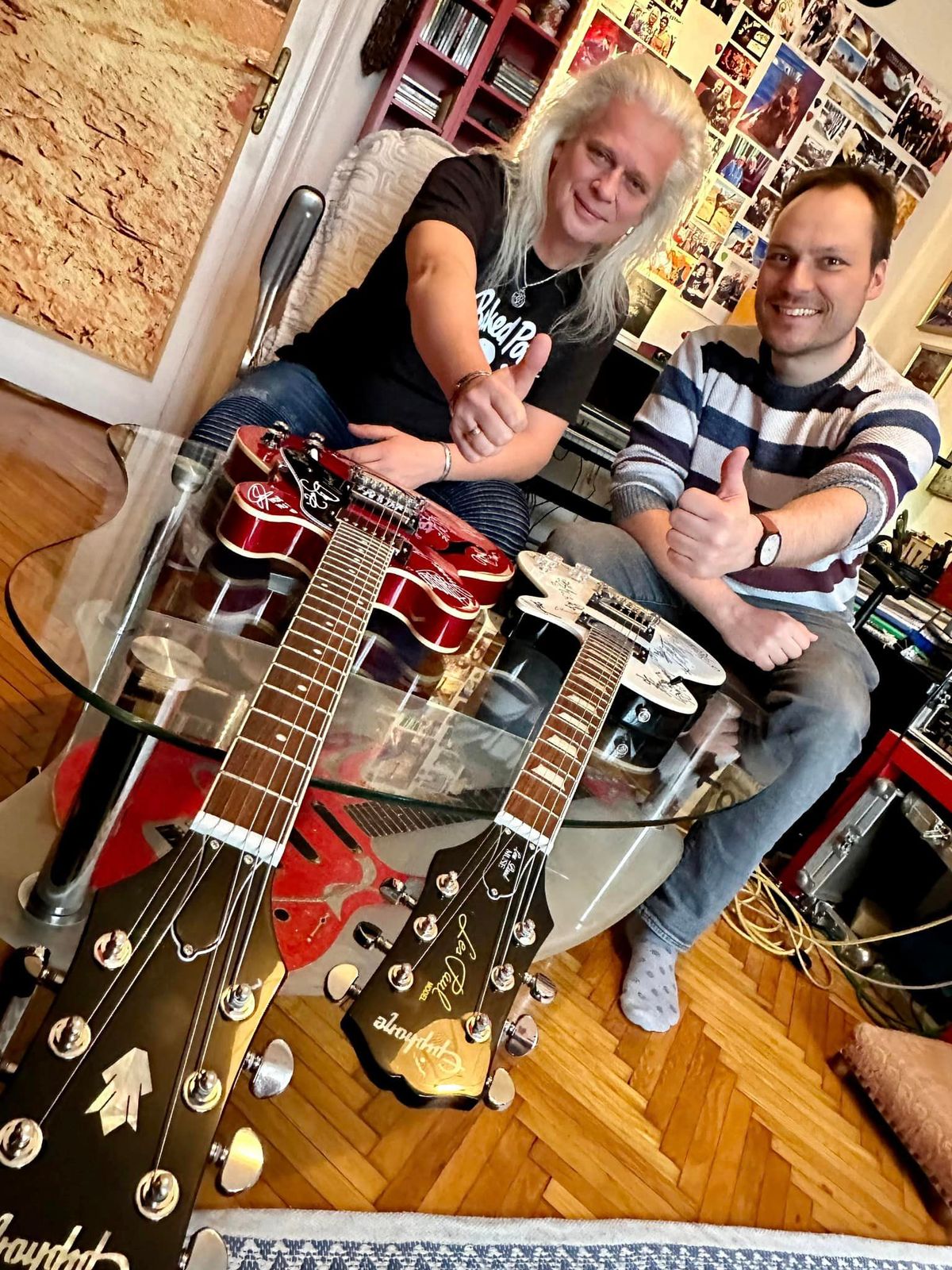 Két fantasztikus gitárt írtak alá a hazai művészek - köztük Alapi István - a jó cél érdekében