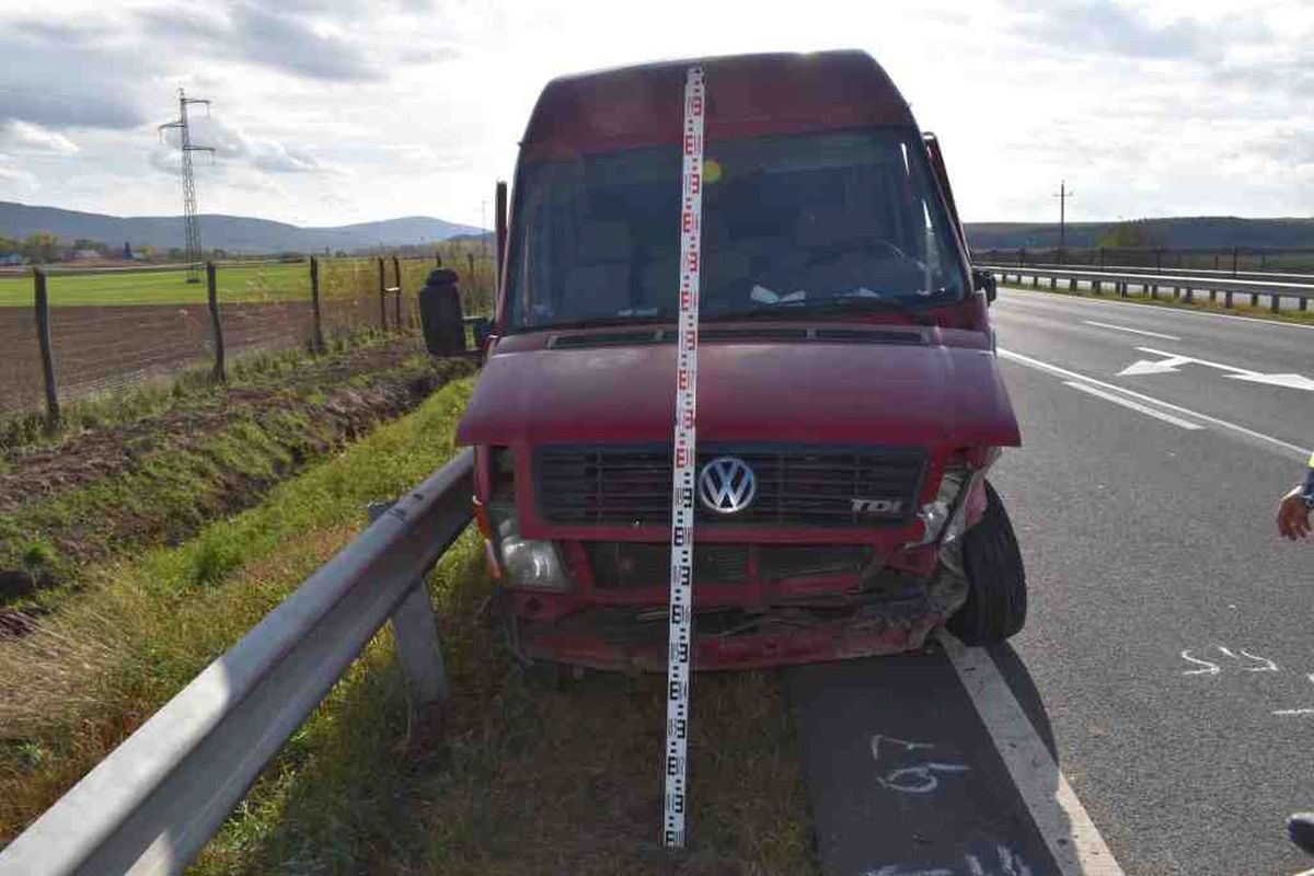 Az 52 éves vétlen sofőr csak úgy tudta elkerülni a balesetet, hogy a szalagkorlátnak hajtott