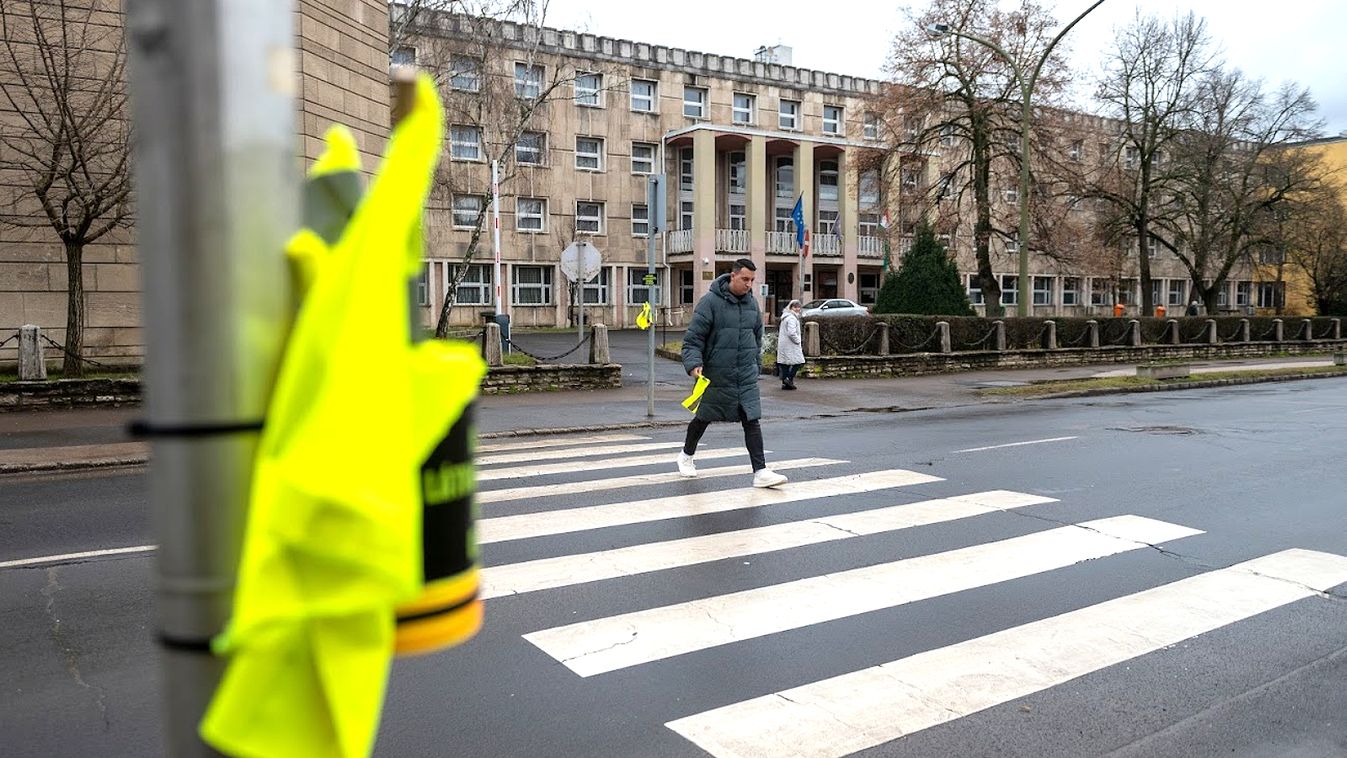 Titkos akció: láthatósági zászlókat tettek ki ismeretlenek a tarjáni zebrák mellé
