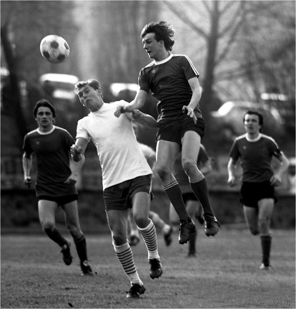 Lipták Zoltán (elöl, feketében) a Stécé színeiben 1981. március 22-én debütált Salgótarjánban a ­0–0-lal zárult Honvéd Papp József SE elleni másodosztályú mérkőzésen