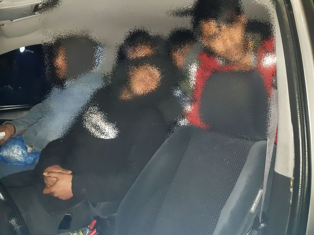 11 migráns zsúfolódott be az autóba