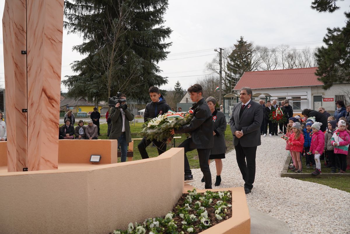 Elhelyezték a megemlékezés virágait a felújított Petőfi emlékműnél