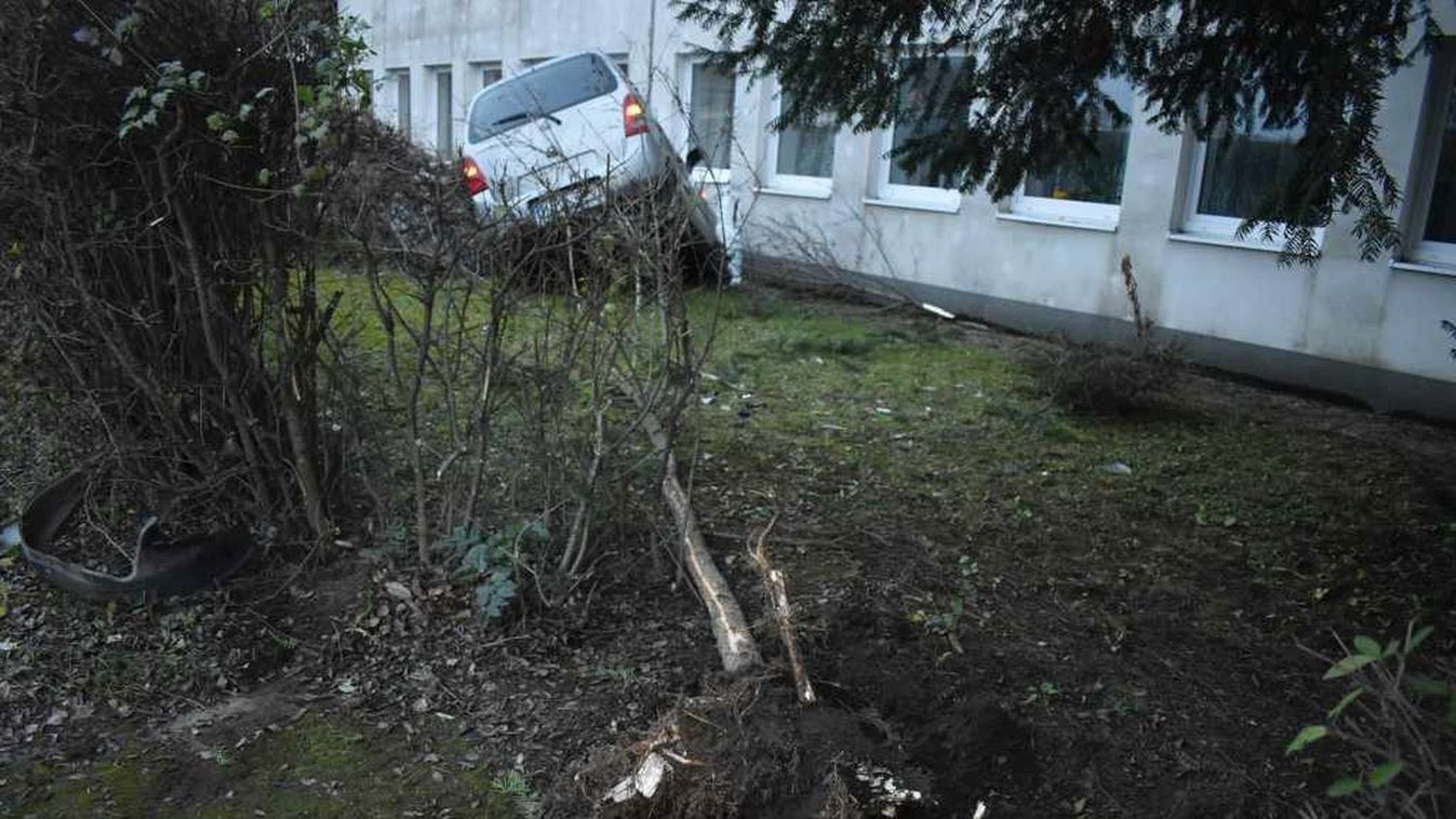 Ittasan csapódott salgótarjáni házfalnak autójával egy férfi, már az ügyészségen az eset
