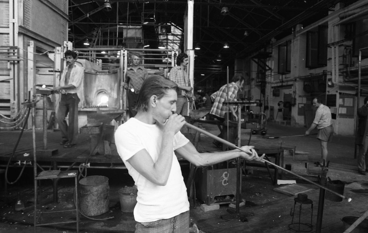 Üvegfúvó az egykori Salgótarjáni Öblösüveggyárban, 1982-ben