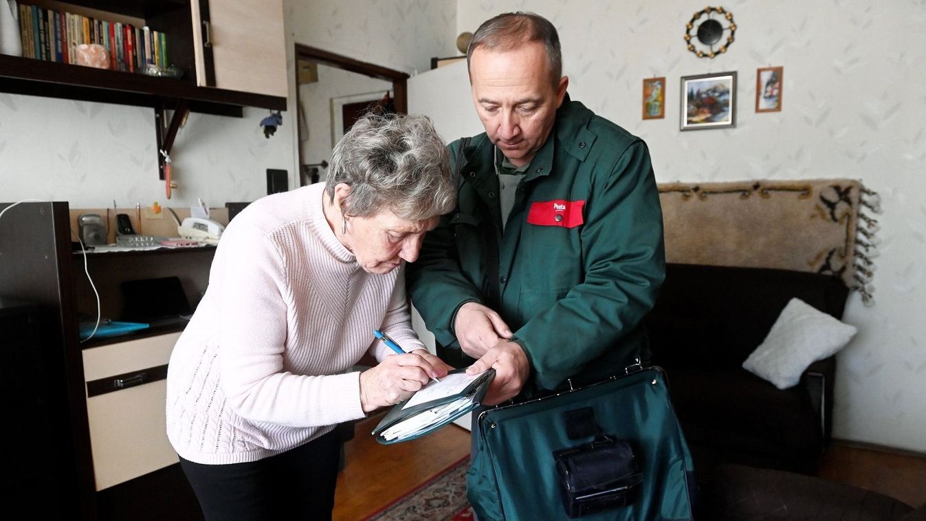 Útra keltek a postások, már viszik a pénzt a nyugdíjasoknak