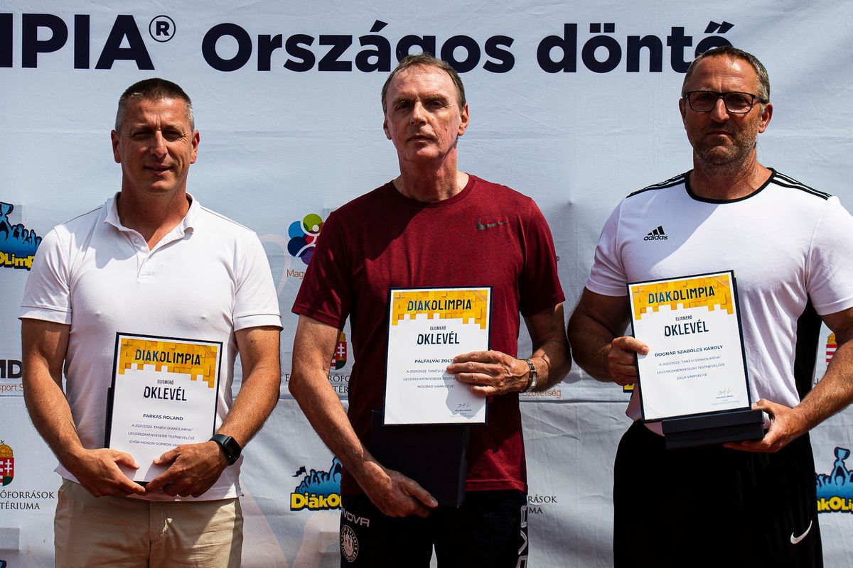 Pálfalvai Zoltán (középen) Győrben, az atlétikai diákolimpiai döntőn vehette át az elismerést