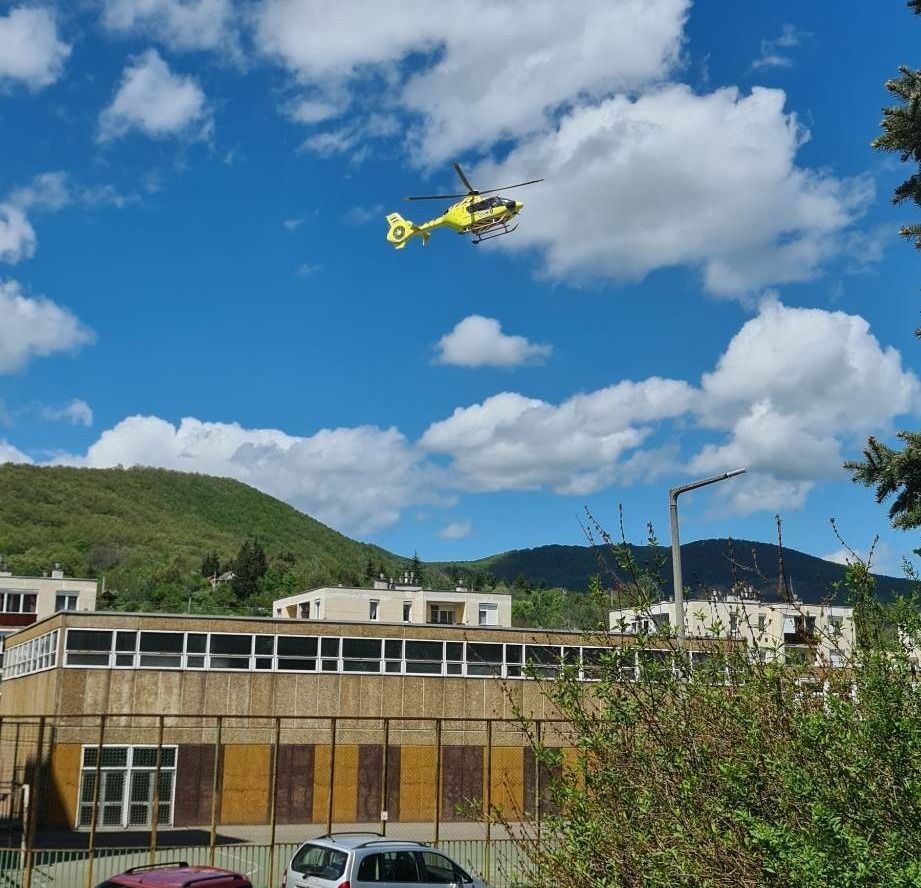 Az intézmény udvarán szállt le a mentőhelikopter