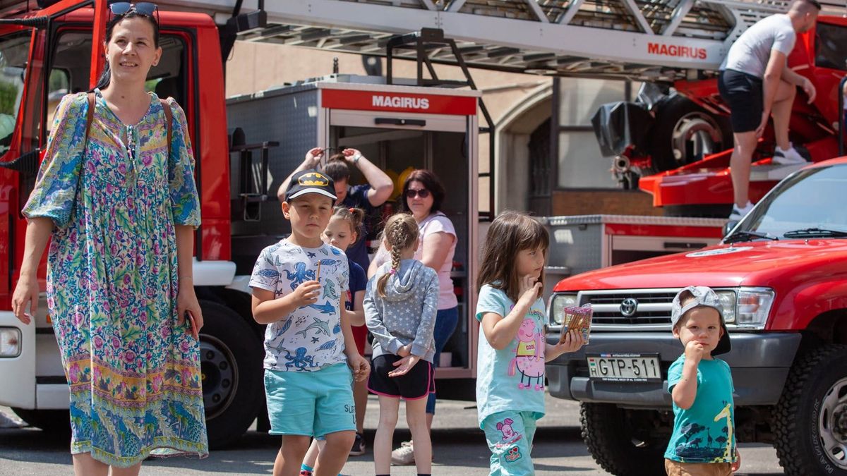 Gyerekek látogattak el a nógrádi tűzoltólaktanyákba
