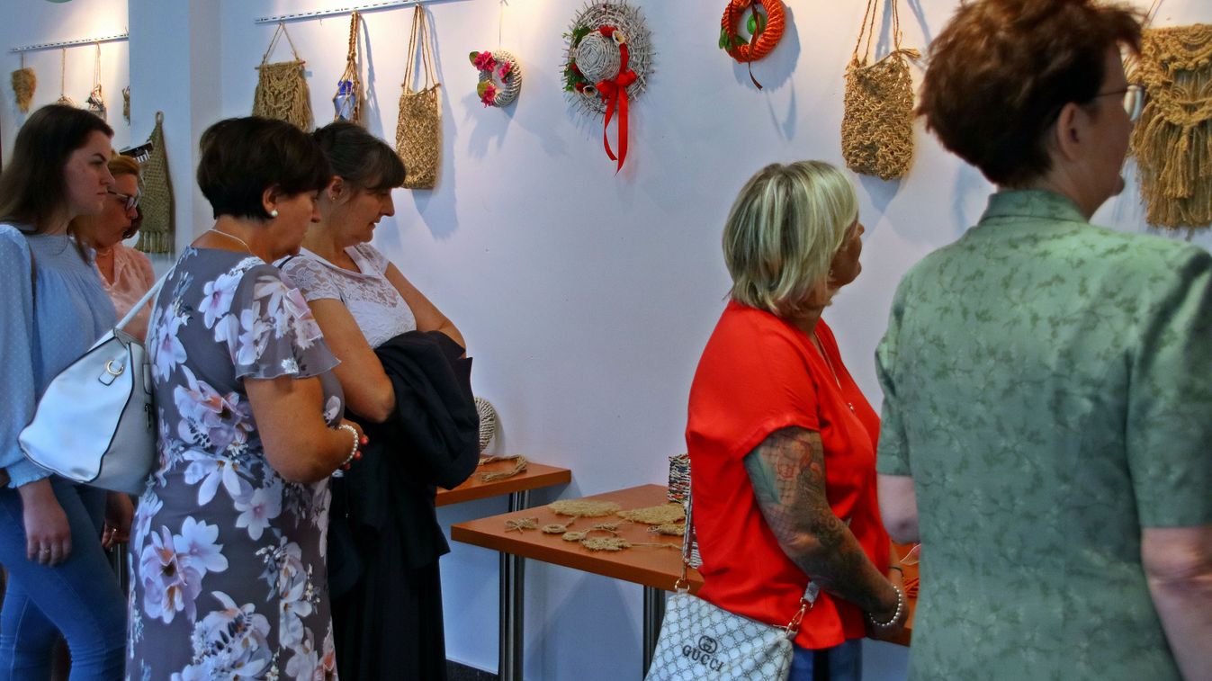 Őrzik a hagyományokat – szakkörösök alkotásaiból nyílt tárlat Bátonyterenyén