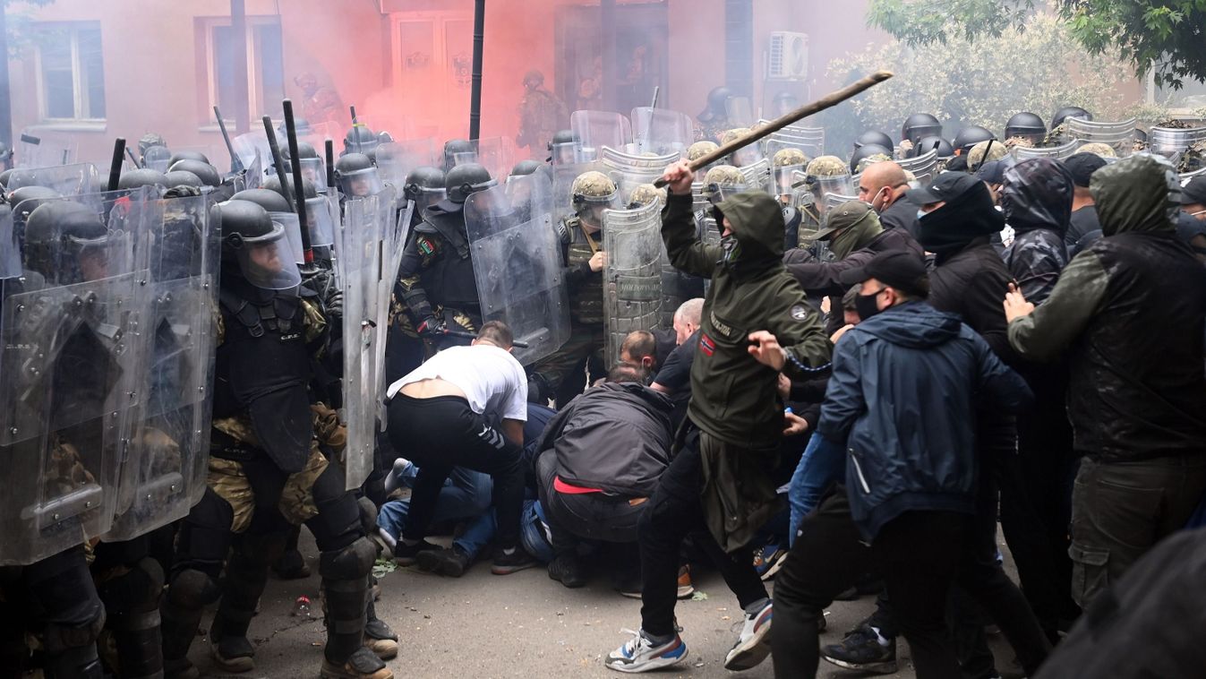 Zavargások Koszovóban: álhírt terjesztenek a megsérült magyar katonával kapcsolatban