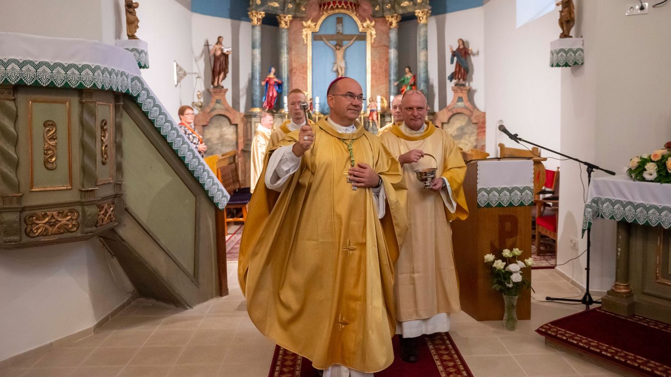 Megyéspüspökünk áldása szállt a kívül-belül megújult dorogházai templomra (fotók)
