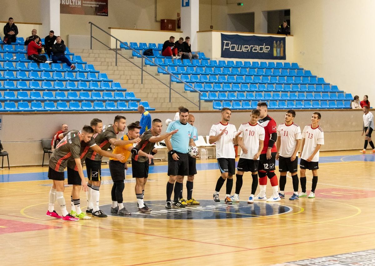 A Salgó Futsal Club (balra) csapata lejátszotta első mérkőzését a bajnokságban