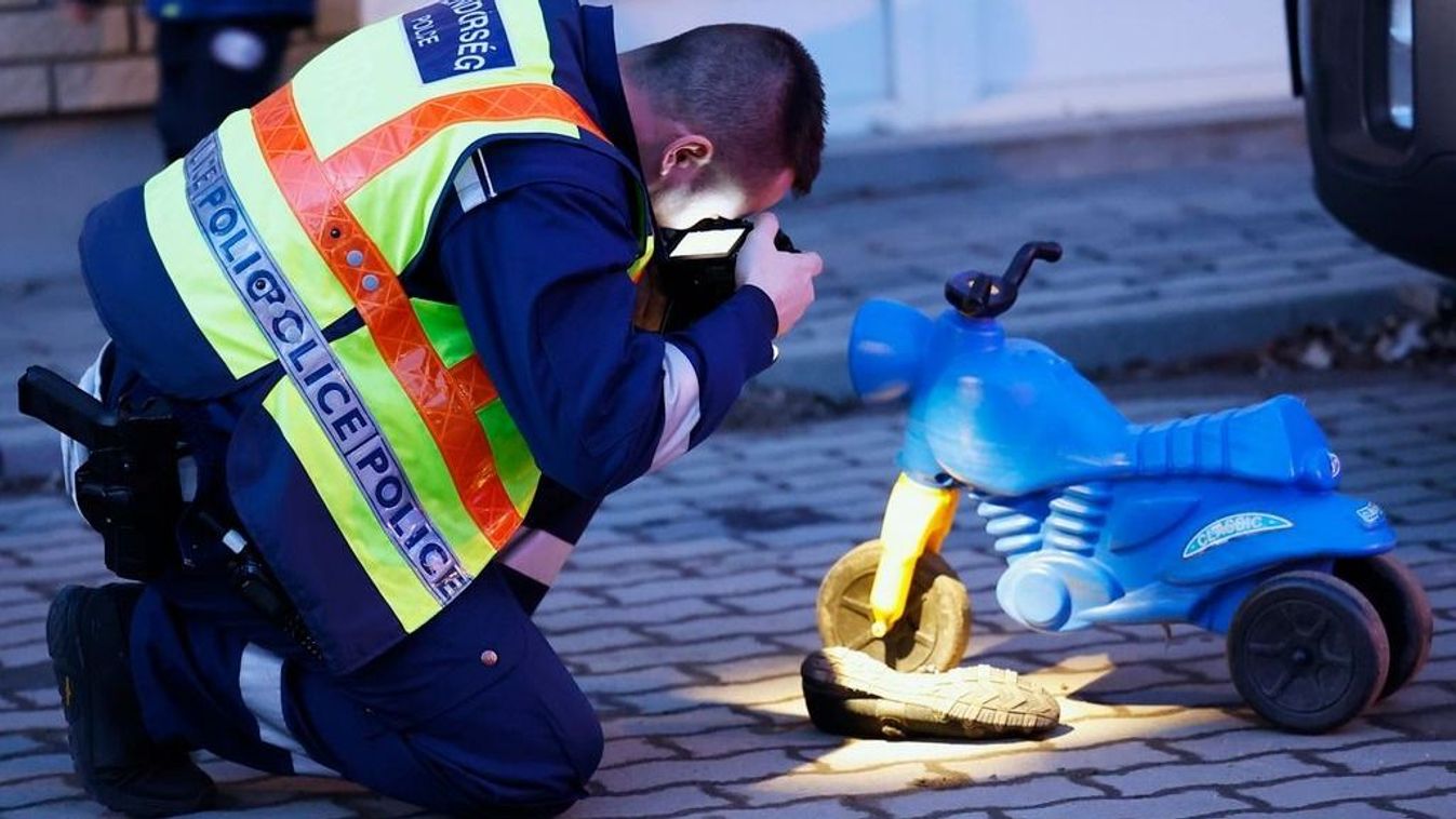 Videón a szörnyű pillanat, ahogy unokájával együtt elgázolta a nagymamát egy autó