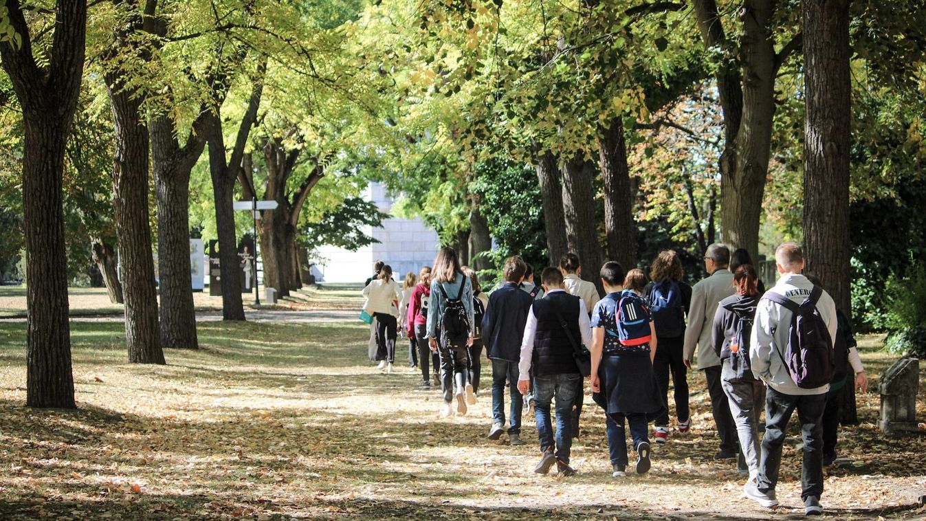 Érdekli a fiatalokat a nemzet múltja – egyre többen látogatnak a budapesti történelmi sírkertekbe (videó)