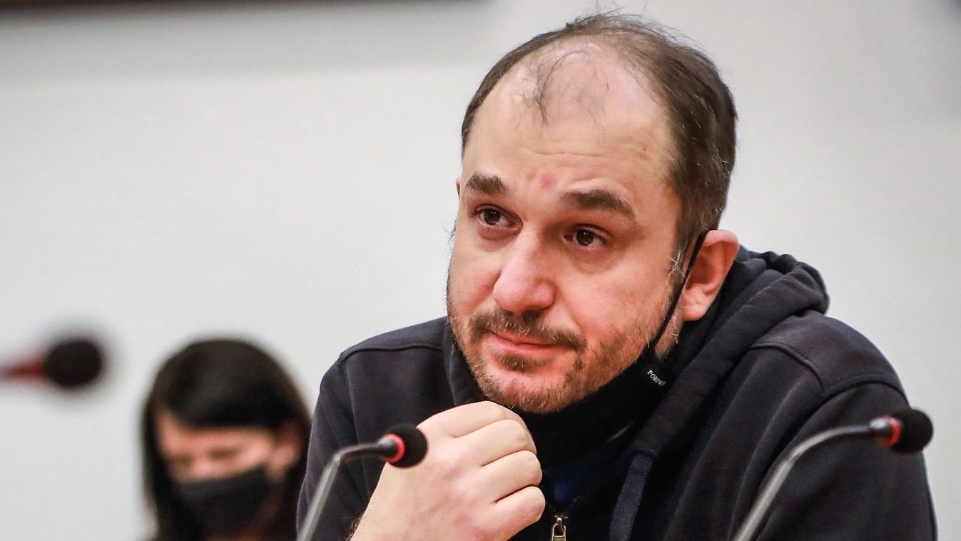Karácsony főtanácsadója válaszadás helyett a föld alá menekült (videó)