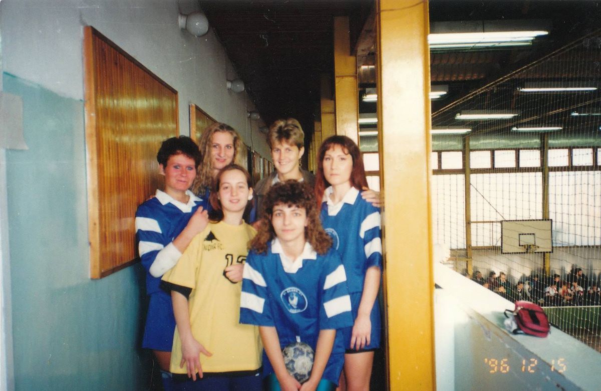 A salgótarjáni kézilabdás hölgyek Kökény Beatrix (hátul jobbról a második) társaságában 1996-ban