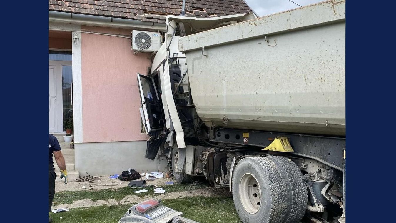 Sokkoló felvételek: házba csapódott egy teherautó, a nappaliban állt meg a kocsi