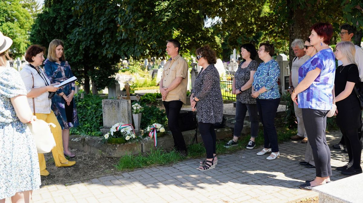 A jelenlévők koszorút helyeztek el a költő sírjánál