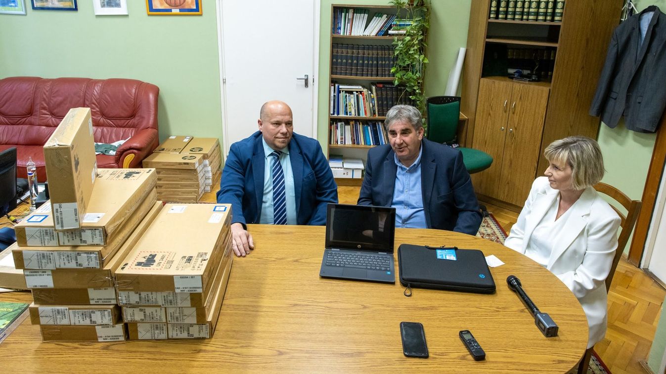 Több mint kétszáz laptopot adnak át a balassagyarmati gimnázium tanulóinak (videó)