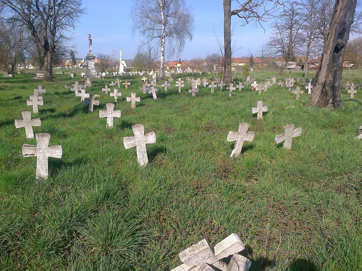 A katonatemetőt sem kímélték harminc éve a vandálok