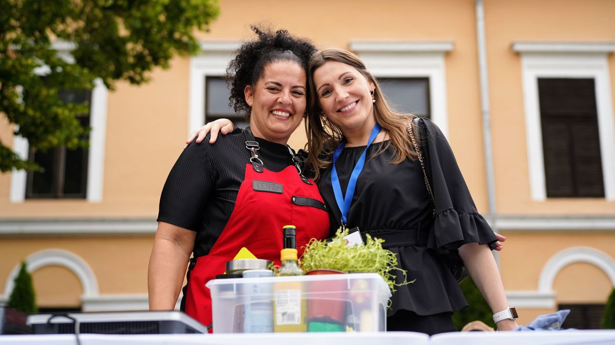 Ghebali Kenza, a Séfek séfe versenyzője (balra) is ellátogatott a Nógrádi Gasztro Arcok Fesztre