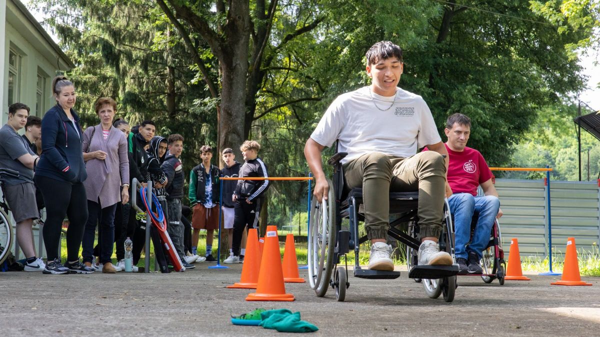 Rendhagyó gyereknap során tartottak a fogyatékossággal élők iránti érzékenyítő foglalkozást az iskolában