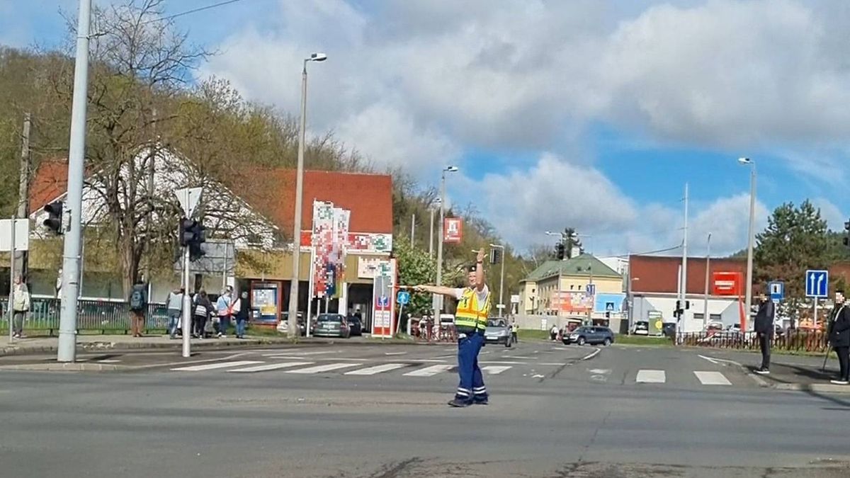 A jelzőlámpák helyett rendőrök irányítják a forgalmat