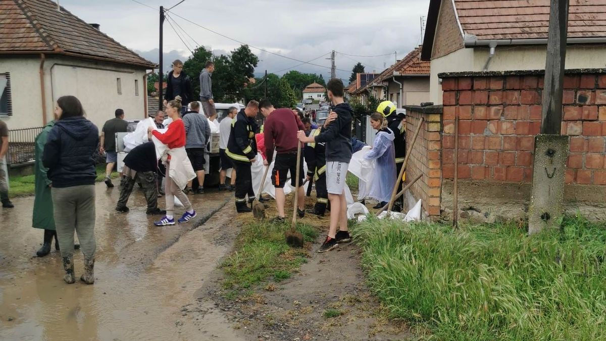 A villámárvizeknél is jelen vannak az önkénes mentőszervezetek tagjai