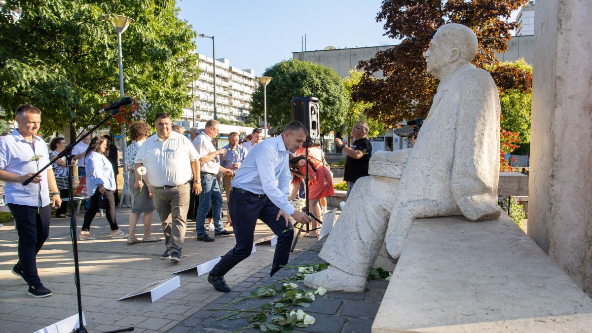 Az esemény zárásaként elhelyezték az emlékezés virágait dr. Förster Kálmán szobránál