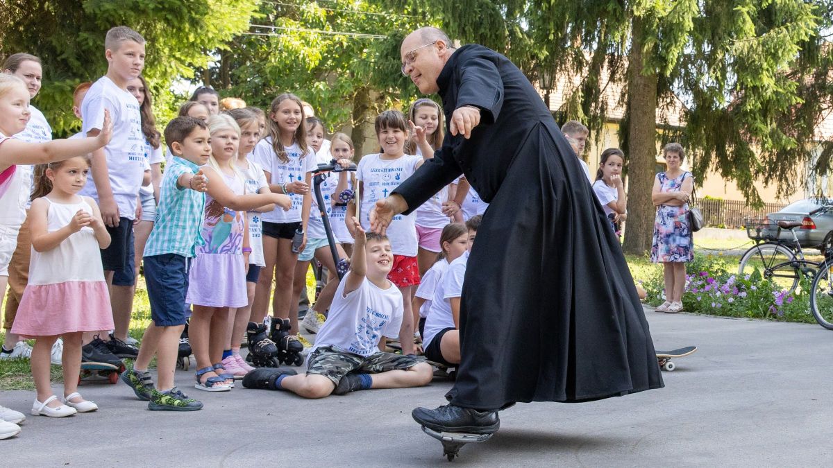 A gördeszkás pap volt a hittantábor vendége kedden