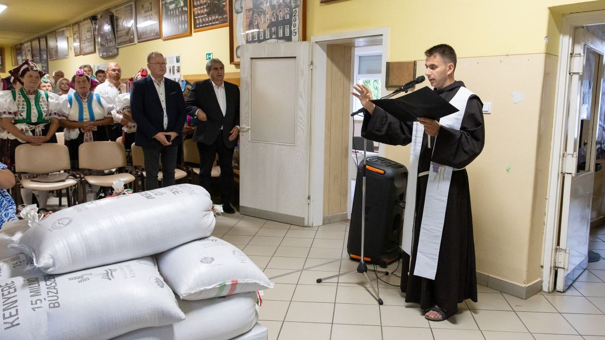 Magyarok Kenyere: Portik-Lukács Loránd megáldotta a nógrádi gazdáktól kapott búzát