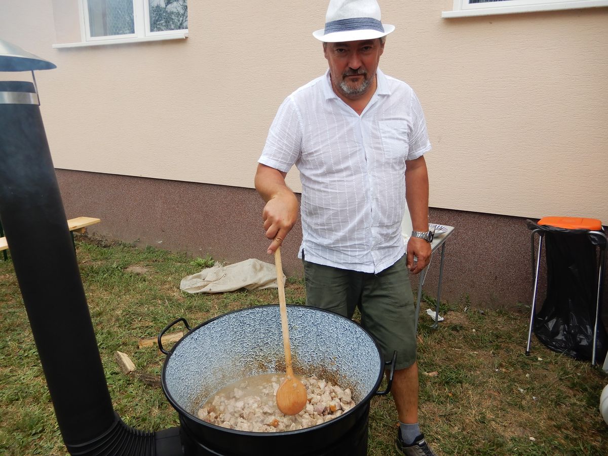 Az etesi falunapon a Didaktika Egyesület bográcsgulyást készített Gőz Gábor elnök vezetésével.