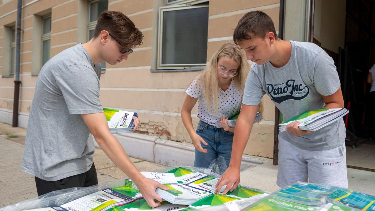 Már elkezdődött a tankönyvek kiszállítása